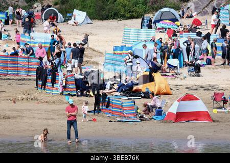 Polzeath, Cornwall, Großbritannien. Mai 2025. Wetter in Großbritannien: Geschäftiger Strand mit Halbzeiturlaubern in der Sonne in Polzeath, Cornwall. Hinweis: Nidpor/Alamy Live News Stockfoto