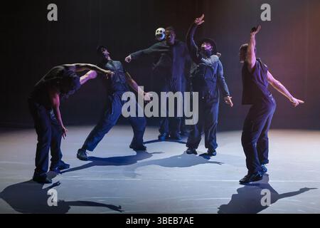 London, Großbritannien. Mai 2025. Die Darsteller spielen. Mit einer Mischung aus Tanz, Theater und gesprochenem Wort, um rohe und konfrontative Themen der psychischen Gesundheit und Männlichkeit zu erforschen, lädt TRAPLORD dazu ein, die Stereotypisierung der Schwarzen Männer in der heutigen westlichen Gesellschaft in Frage zu stellen. Der mit dem Olivier-Preis ausgezeichnete TRAPLORD von Ivan Michael Blackstock läuft bis zum 31. Mai im Sadler's Wells East in Stratford. Quelle: Imageplotter/Alamy Live News Stockfoto