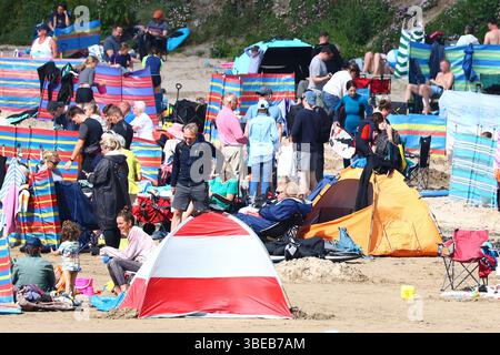 Polzeath, Cornwall, Großbritannien. Mai 2025. Wetter in Großbritannien: Geschäftiger Strand mit Halbzeiturlaubern in der Sonne in Polzeath, Cornwall. Hinweis: Nidpor/Alamy Live News Stockfoto