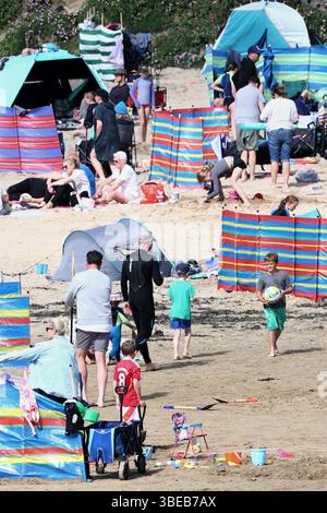 Polzeath, Cornwall, Großbritannien. Mai 2025. Wetter in Großbritannien: Geschäftiger Strand mit Halbzeiturlaubern in der Sonne in Polzeath, Cornwall. Hinweis: Nidpor/Alamy Live News Stockfoto
