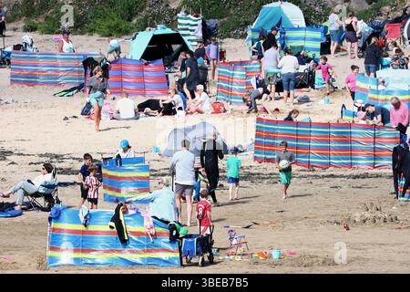 Polzeath, Cornwall, Großbritannien. Mai 2025. Wetter in Großbritannien: Geschäftiger Strand mit Halbzeiturlaubern in der Sonne in Polzeath, Cornwall. Hinweis: Nidpor/Alamy Live News Stockfoto
