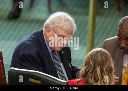 Austin Texas USA, 1. Mai 2025: US-Senator PAUL BETTENCOURT (R-Houston), links, dringt sich mit seinen Kollegen Senator ROYCE WEST (D-Dallas), rechts, und Senator JOAN HUFFMAN (R-Houston), Mitte, auf dem Boden des texanischen Senats während der 89. Sitzung der texanischen Legislative zusammen. ©Bob Daemmrich Stockfoto