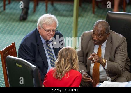Austin Texas USA, 1. Mai 2025: US-Senator Royce West (D-Dallas) macht während der 89. Sitzung der texanischen Legislative einen Standpunkt in der Diskussion mit den republikanischen Kollegen PAUL BETTENCOURT (R-Houston), links, und Senator JOAN HUFFMAN (R-Houston), Mitte. ©Bob Daemmrich Stockfoto
