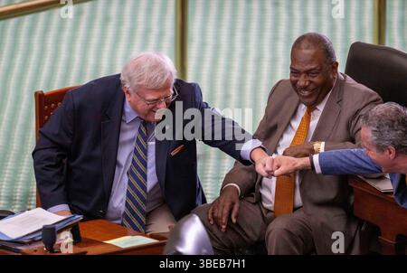 US-Senator PAUL BETTENCOURT (R-Houston), L, spricht mit Senator ROYCE WEST (D-Dallas) und Senator KELLY HANCOCK (R-North Richland Hills) im Senat von Texas während der 89. Sitzung der texanischen Legislative am 1. Mai 2025. Stockfoto