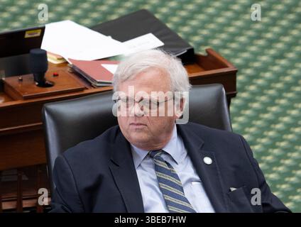 Austin Texas USA, 1. Mai 2025: US-Senator PAUL BETTENCOURT (R-Houston) sitzt während der 89. Sitzung der texanischen Legislative an seinem Schreibtisch auf dem Boden des texanischen Senats. ©Bob Daemmrich Stockfoto