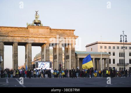Berlin, Deutschland - 27. März 2022 Protest gegen den Krieg und Unterstützung der Ukraine bei der russischen Besatzung. Demonstration von Aktivisten. Stockfoto