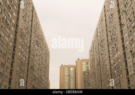 Fassade eines modernen mehrstöckigen Wohnkomplexes. Stadtarchitektur Stockfoto