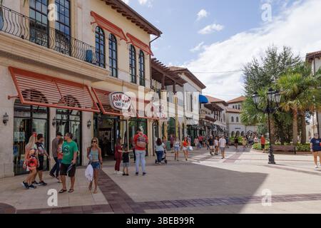 Shopper und Besucher, die am Ron Jon Surf Shop in Disney Springs in der Disney World in Orlando, Florida, USA, vorbeilaufen Stockfoto