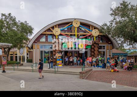 Shopper und Besucher, die am Once Upon A Toy Store in Downtown Disney in der Disney World in Orlando, Florida, USA, vorbeispazieren Stockfoto