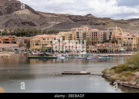 Das Village at Lake Las Vegas bietet Einkaufsmöglichkeiten, Restaurants und Wasserfahrzeuge sowie lokale Veranstaltungen in Henderson, Nevada, USA Stockfoto