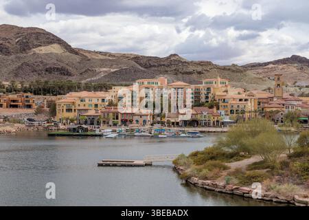 Das Village at Lake Las Vegas bietet Einkaufsmöglichkeiten, Restaurants und Wasserfahrzeuge sowie lokale Veranstaltungen in Henderson, Nevada, USA Stockfoto