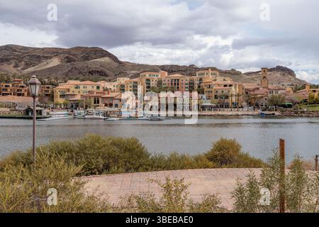 Das Village at Lake Las Vegas bietet Einkaufsmöglichkeiten, Restaurants und Wasserfahrzeuge sowie lokale Veranstaltungen in Henderson, Nevada, USA Stockfoto