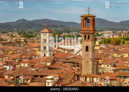 Dächer und Gebäude der Stadt Lucca, von der Spitze des Guinigi-Turms aus gesehen, Lucca, Toskana, Italien Stockfoto