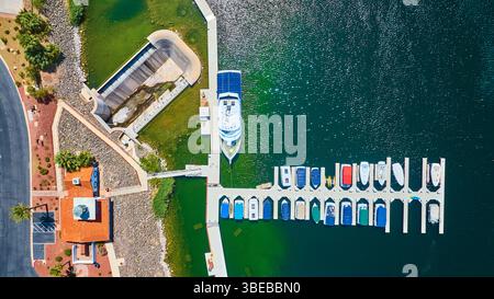 Yachthafenboote und Palmen über Deep Blue Water Top Down Stockfoto