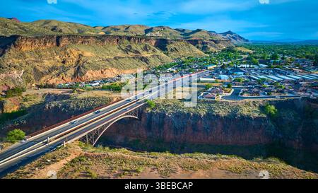 Aerial Highway Bridge über Canyon und Small Town im Süden Utahs Fly Through Stockfoto