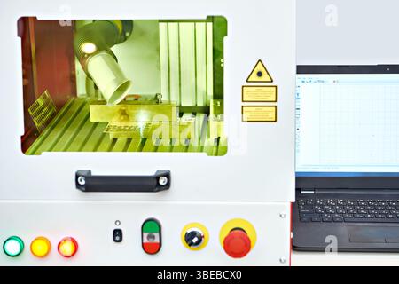 Laserschneidemaschine für Präzision mit Bedienpult Laptop Stockfoto