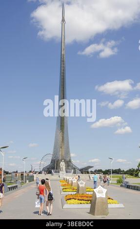 Moskau, Russland - 10. August 2015: Kosmonauten-Alley und das Denkmal &quot, Eroberer des Weltraums&quot, in Moskau Stockfoto
