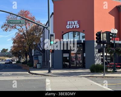 Pleasant Hill, USA. November 2024. Blick auf ein fünf-Jungs-Restaurant am Crescent Drive, umgeben von Herbstlaub, Pleasant Hill, Kalifornien, 29. November 2024. (Foto: Smith Collection/Gado/SIPA USA) Credit: SIPA USA/Alamy Live News Stockfoto