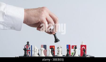 Die Hand des Politikers bewegt ein Schachstück. Konzeptuelles Foto eines politischen Spiels und einer Strategie Stockfoto