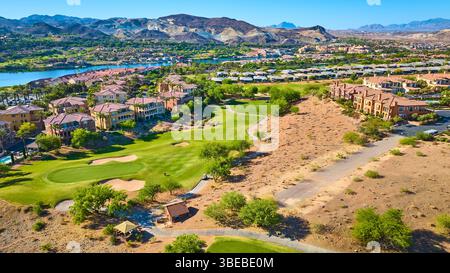 Aerial Golf Course Seefront Homes und Desert Mountains fliegen über Stockfoto