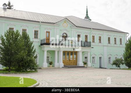 Sergiev Posad - 10. August 2015: Blick auf das Gebäude der Metropolitan Kammern des Heiligen Dreiheit Sergius Lavra Stockfoto