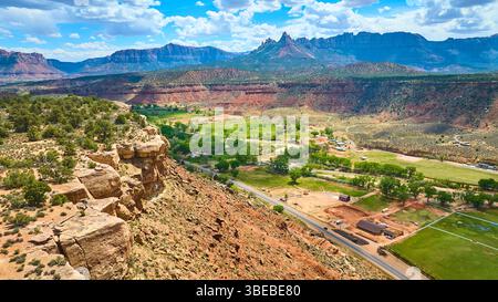 Red Rock Cliffs Ackerland und Desert Valley Motion View aus der Vogelperspektive Stockfoto