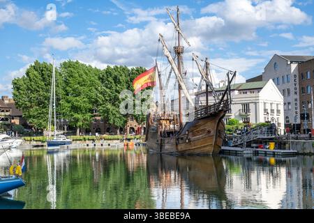 London, Großbritannien. 28. Mai 2025. Das Hauptschiff NAO Santa Maria ist in den St. Katharine Docks angekommen. Das von der NAO Victoria Foundation erbaute 93 m große Museumsschiff und die Nachbildung von Christoph Columbus Flaggschiff aus dem 15. Jahrhundert werden vom 29. Mai bis 8. Juni für die Halbzeit des Mai geöffnet. Quelle: Stephen Chung / Alamy Live News Stockfoto