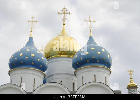 Sergiev Posad - 10. August 2015: Dome in Nahaufnahme die Himmelfahrts-Kathedrale der Heiligen Dreifaltigkeit St. Sergius Lavra Stockfoto