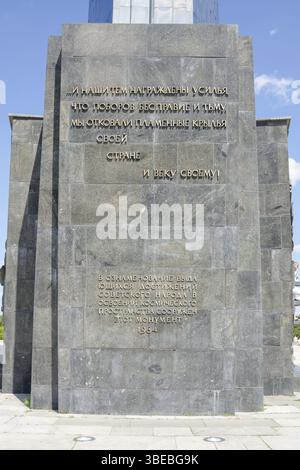 Moskau, Russland - 10. August 2015: Abschiedsinschrift am Fuße des Monuments &quot, Eroberer des Weltraums&quot, in Moskau Stockfoto