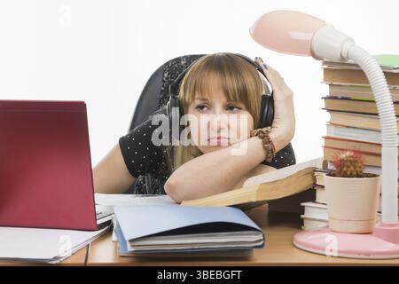 Schüler denken leider befasst sich mit dem Laptop-Bildschirm Stockfoto