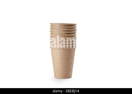Stapel Bastelpapier bis zu Tassen für Kaffee. Umweltfreundlicher Tassen zum Mitnehmen. Stockfoto
