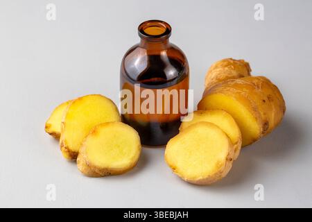Ingwer ätherisches Öl in einer kleinen Flasche. Selektive konzentrieren. Natur. Stockfoto
