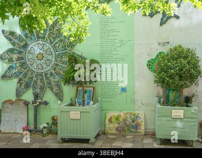 London UK 28. Mai 2025. Am 14. Juni 2017 zerstörte ein Brand am Grenfell Tower das Gebäude. Der Brand betraf alle Geschosse des 24-stöckigen Gebäudes, vom zweiten Stock bis zum Gebäude. Zum Zeitpunkt des Brandes war das Gebäude Sitz von 400-600 Menschen. 72 Menschen bleiben nach dem Brand unberücksichtigt, wobei die einheimischen Menschen glauben, dass die Zahl der Todesopfer höher gewesen sein könnte. Nach dem Jahrestag im Juni dieses Jahres möchte die Regierung mit dem Abbau des Turms beginnen, obwohl weiterhin Konsultationen mit der Gemeinde und den Betroffenen stattfinden. Bridget Catterall/AlamyLiveNews Stockfoto