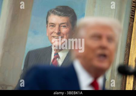 Ein Porträt des ehemaligen US-Präsidenten Ronald Reagan wird gesehen, als US-Präsident Donald J Trump Fragen von Reportern beantwortet, als er am Mittwoch, den 28. Mai, an einer Vereidigungszeremonie für Fox News-Gastgeberin Jeanine Pirro als Interimsstaatsanwältin für den District of Columbia im Oval Office des Weißen Hauses in Washington, DC, USA teilnimmt. 2025.Guthaben: Chris Kleponis/Pool über CNP /MediaPunch Stockfoto