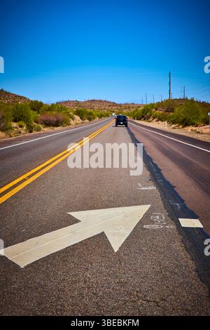 Desert Highway Motion mit Richtungspfeil und Perspektive auf Straßenebene Stockfoto