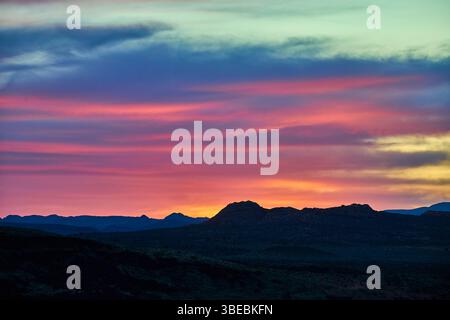 Desert Mountains und Mesas bei Sonnenuntergang mit lebendigem Sky Motion Eye Level View Stockfoto