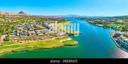 Aerial Luxury Homes Golfplatz und Lake Panorama fliegen über Stockfoto