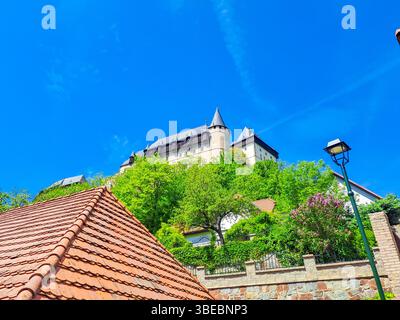 KARLSTEJN- TSCHECHISCH- 10. Mai 2025: Restaurants und Souvenirläden an der Hauptstraße, die zum Schloss Karlstejn führt. Dorf Karlstejn, Mittelböhmen, Tschechisch Stockfoto