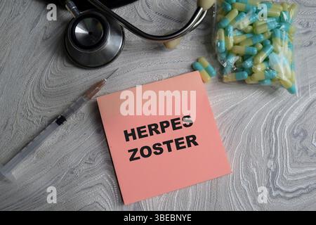 Konzept von Herpes Zoster auf Haftnotizen isoliert auf Holztisch. Stethoskop und Pharmazeutika Stockfoto