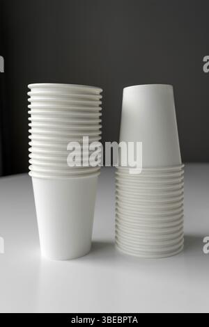 Minimalistisches Bild von weißem Papier Stockfoto
