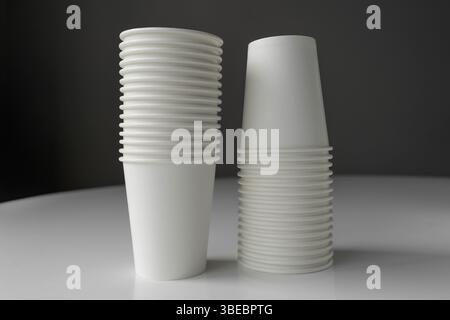Minimalistisches Bild von weißem Papier Stockfoto