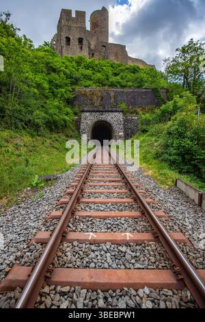 Landschaft rund um Schloss Löwenburg. Wunderschöne historische Burgruine am Elzbach mitten im Wald. Landschaftsfoto in der Nähe von Monreal Stockfoto