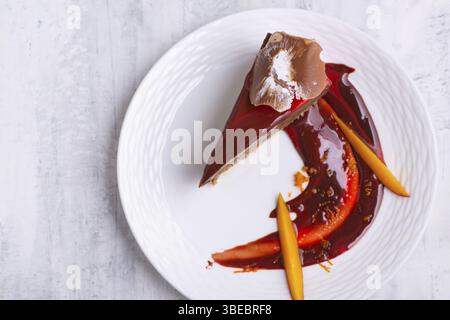 Eine Nahaufnahme einer Scheibe Schokoladenkuchen auf einem weißen Teller Stockfoto