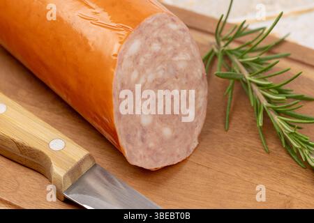 Traditionelle Knoblauchwurst auf einem Holzbrett Stockfoto