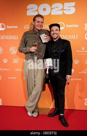 Zürich, Schweiz, 28. Mai 2025: Dabu posiert mit ihrer Trophäe, nachdem er den Best Live Act bei den Swiss Music Awards 2025 in Hallensta gewonnen hat Stockfoto