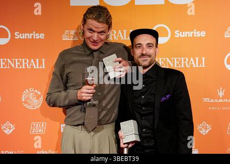 Zürich, Schweiz, 28. Mai 2025: Dabu posiert mit ihrer Trophäe, nachdem er den Best Live Act bei den Swiss Music Awards 2025 in Hallensta gewonnen hat Stockfoto