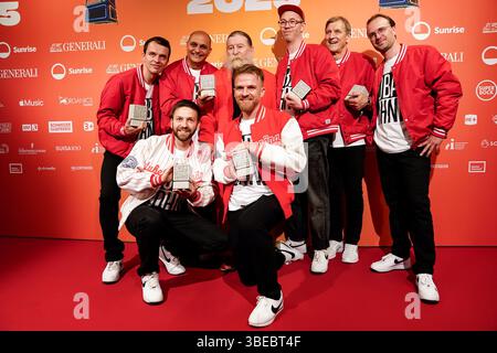 Zürich, Schweiz, 28. Mai 2025: Stubete Gäng posiert mit ihrer Trophäe, nachdem sie den besten Streaming Artist bei den Swiss Music Awards 2025 in Hal gewonnen hat Stockfoto