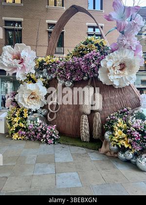 Londons Chelsea in Bloom 2025, eine große Handtasche aus Blumen und Bambus. Stockfoto