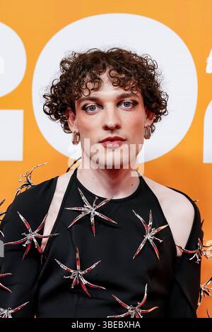 Zürich, Schweiz, 28. Mai 2025: Schweizer Musiker auf dem roten Teppich Nemo während der Swiss Music Awards 2025 im Hallenstadion Zürich. Stockfoto