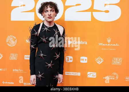 Zürich, Schweiz, 28. Mai 2025: Schweizer Musiker auf dem roten Teppich Nemo während der Swiss Music Awards 2025 im Hallenstadion Zürich. Stockfoto